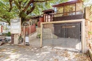 Casa à venda com 267m², 4 dormitórios, 3 vagas, no bairro Cristal em Porto Alegre