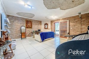 Casa à venda com 267m², 4 dormitórios, 3 vagas, no bairro Cristal em Porto Alegre