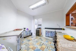 Casa à venda com 267m², 4 dormitórios, 3 vagas, no bairro Cristal em Porto Alegre