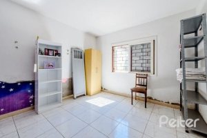 Casa à venda com 267m², 4 dormitórios, 3 vagas, no bairro Cristal em Porto Alegre