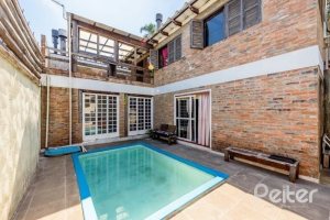 Casa à venda com 267m², 4 dormitórios, 3 vagas, no bairro Cristal em Porto Alegre