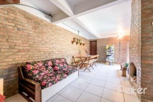Casa à venda com 267m², 4 dormitórios, 3 vagas, no bairro Cristal em Porto Alegre