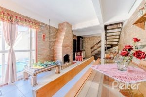 Casa à venda com 267m², 4 dormitórios, 3 vagas, no bairro Cristal em Porto Alegre