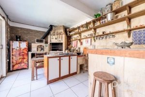 Casa à venda com 267m², 4 dormitórios, 3 vagas, no bairro Cristal em Porto Alegre