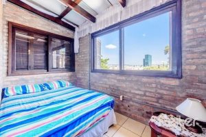 Casa à venda com 267m², 4 dormitórios, 3 vagas, no bairro Cristal em Porto Alegre