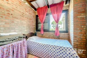 Casa à venda com 267m², 4 dormitórios, 3 vagas, no bairro Cristal em Porto Alegre