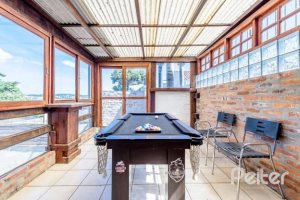 Casa à venda com 267m², 4 dormitórios, 3 vagas, no bairro Cristal em Porto Alegre