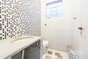 Casa à venda com 267m², 4 dormitórios, 3 vagas, no bairro Cristal em Porto Alegre