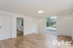 Casa à venda com 267m², 4 dormitórios, 3 vagas, no bairro Cristal em Porto Alegre