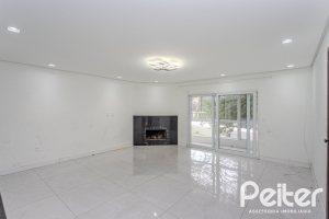 Casa à venda com 267m², 4 dormitórios, 3 vagas, no bairro Cristal em Porto Alegre