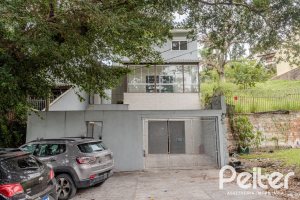 Casa à venda com 267m², 4 dormitórios, 3 vagas, no bairro Cristal em Porto Alegre