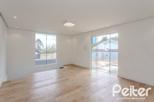 Casa à venda com 267m², 4 dormitórios, 3 vagas, no bairro Cristal em Porto Alegre