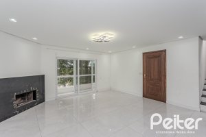 Casa à venda com 267m², 4 dormitórios, 3 vagas, no bairro Cristal em Porto Alegre