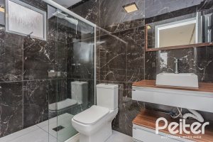 Casa à venda com 267m², 4 dormitórios, 3 vagas, no bairro Cristal em Porto Alegre