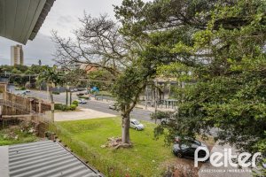 Casa à venda com 267m², 4 dormitórios, 3 vagas, no bairro Cristal em Porto Alegre