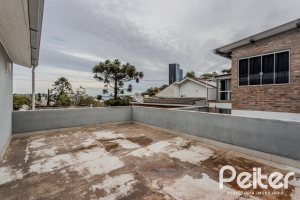 Casa à venda com 267m², 4 dormitórios, 3 vagas, no bairro Cristal em Porto Alegre