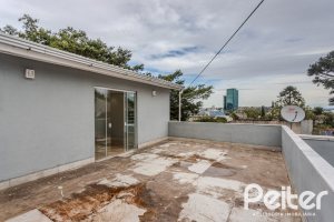 Casa à venda com 267m², 4 dormitórios, 3 vagas, no bairro Cristal em Porto Alegre