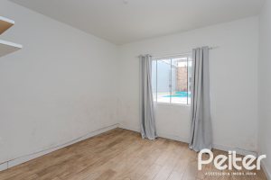 Casa à venda com 267m², 4 dormitórios, 3 vagas, no bairro Cristal em Porto Alegre