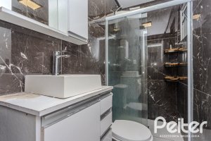 Casa à venda com 267m², 4 dormitórios, 3 vagas, no bairro Cristal em Porto Alegre