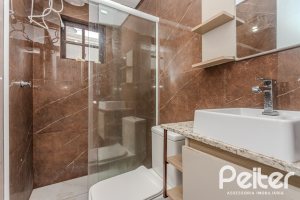 Casa à venda com 267m², 4 dormitórios, 3 vagas, no bairro Cristal em Porto Alegre