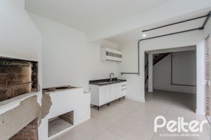 Casa à venda com 267m², 4 dormitórios, 3 vagas, no bairro Cristal em Porto Alegre