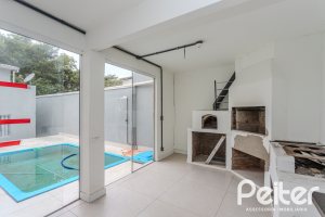 Casa à venda com 267m², 4 dormitórios, 3 vagas, no bairro Cristal em Porto Alegre