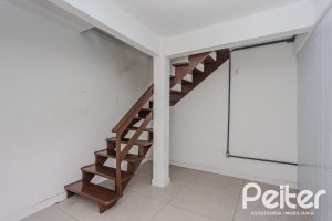 Casa à venda com 267m², 4 dormitórios, 3 vagas, no bairro Cristal em Porto Alegre