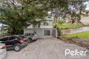 Casa à venda com 267m², 4 dormitórios, 3 vagas, no bairro Cristal em Porto Alegre