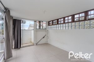 Casa à venda com 267m², 4 dormitórios, 3 vagas, no bairro Cristal em Porto Alegre