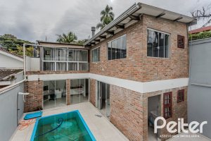 Casa à venda com 267m², 4 dormitórios, 3 vagas, no bairro Cristal em Porto Alegre
