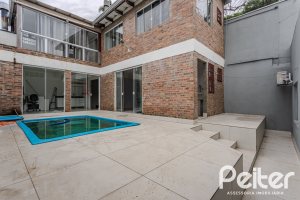 Casa à venda com 267m², 4 dormitórios, 3 vagas, no bairro Cristal em Porto Alegre