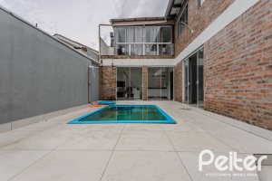 Casa à venda com 267m², 4 dormitórios, 3 vagas, no bairro Cristal em Porto Alegre