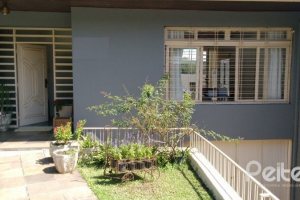 Casa à venda com 374m², 4 dormitórios, 3 suítes, 3 vagas, no bairro Vila Assunção em Porto Alegre