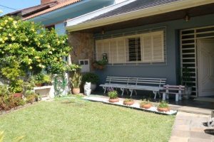 Casa à venda com 374m², 4 dormitórios, 3 suítes, 3 vagas, no bairro Vila Assunção em Porto Alegre