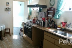 Casa à venda com 374m², 4 dormitórios, 3 suítes, 3 vagas, no bairro Vila Assunção em Porto Alegre