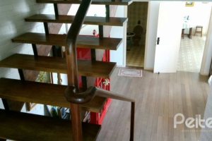 Casa à venda com 374m², 4 dormitórios, 3 suítes, 3 vagas, no bairro Vila Assunção em Porto Alegre