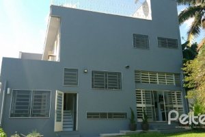 Casa à venda com 374m², 4 dormitórios, 3 suítes, 3 vagas, no bairro Vila Assunção em Porto Alegre