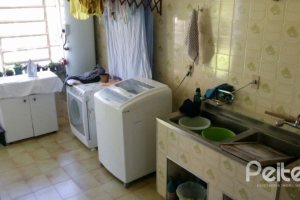 Casa à venda com 374m², 4 dormitórios, 3 suítes, 3 vagas, no bairro Vila Assunção em Porto Alegre