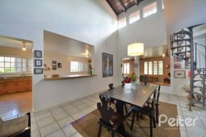 Casa à venda com 386m², 3 dormitórios, 1 suíte, 2 vagas, no bairro Tristeza em Porto Alegre