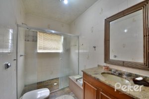 Casa à venda com 386m², 3 dormitórios, 1 suíte, 2 vagas, no bairro Tristeza em Porto Alegre