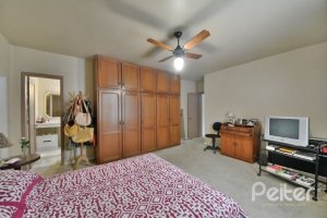 Casa à venda com 386m², 3 dormitórios, 1 suíte, 2 vagas, no bairro Tristeza em Porto Alegre