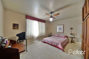 Casa à venda com 386m², 3 dormitórios, 1 suíte, 2 vagas, no bairro Tristeza em Porto Alegre