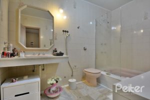 Casa à venda com 386m², 3 dormitórios, 1 suíte, 2 vagas, no bairro Tristeza em Porto Alegre