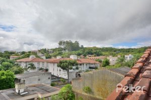 Casa à venda com 386m², 3 dormitórios, 1 suíte, 2 vagas, no bairro Tristeza em Porto Alegre