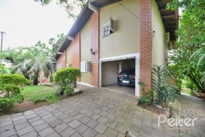 Casa à venda com 386m², 3 dormitórios, 1 suíte, 2 vagas, no bairro Tristeza em Porto Alegre