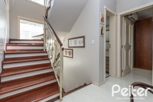 Casa à venda com 250m², 4 dormitórios, 1 suíte, 3 vagas, no bairro Vila Assunção em Porto Alegre