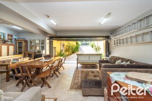 Casa à venda com 250m², 4 dormitórios, 1 suíte, 3 vagas, no bairro Vila Assunção em Porto Alegre