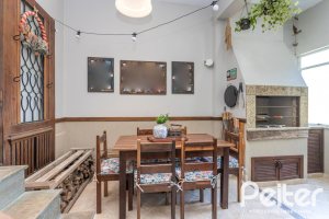 Casa à venda com 250m², 4 dormitórios, 1 suíte, 3 vagas, no bairro Vila Assunção em Porto Alegre