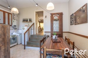 Casa à venda com 250m², 4 dormitórios, 1 suíte, 3 vagas, no bairro Vila Assunção em Porto Alegre