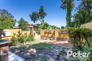 Casa à venda com 250m², 4 dormitórios, 1 suíte, 3 vagas, no bairro Vila Assunção em Porto Alegre